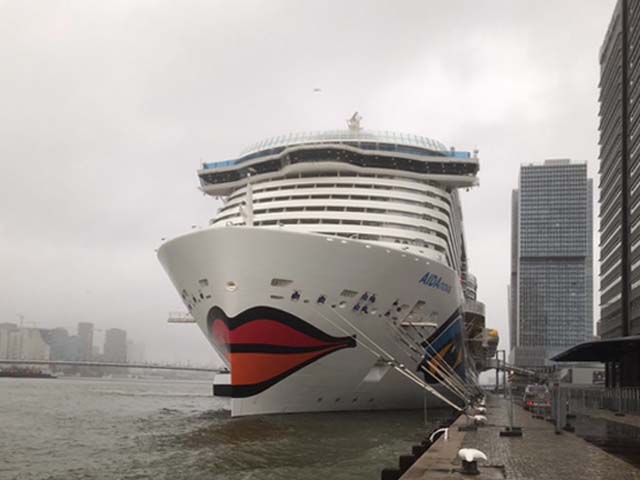 Cruiseschip ms AIDAnova van AIDA Cruises aan de Cruise Terminal Rotterdam