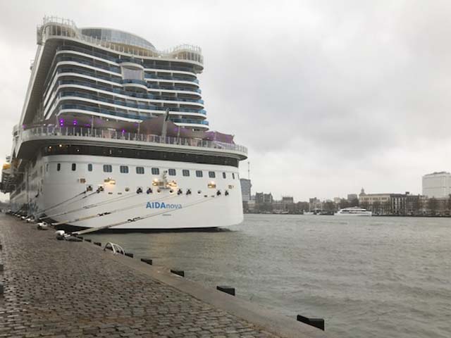 Cruiseschip ms AIDAnova van AIDA Cruises aan de Cruise Terminal Rotterdam