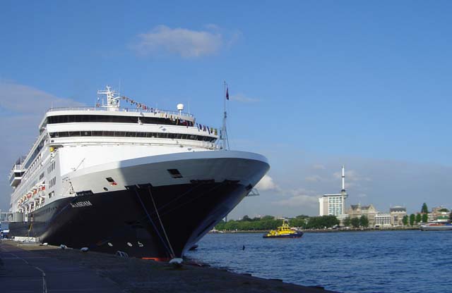 Cruiseschip ms Maasdam van de Holland America Line aan de Cruise Terminal Rotterdam