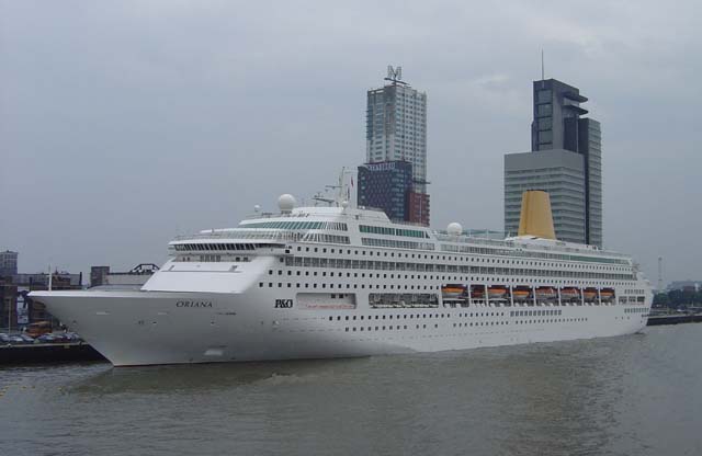 Cruiseschip ms Oriana van P&O aan de Cruise Terminal Rotterdam